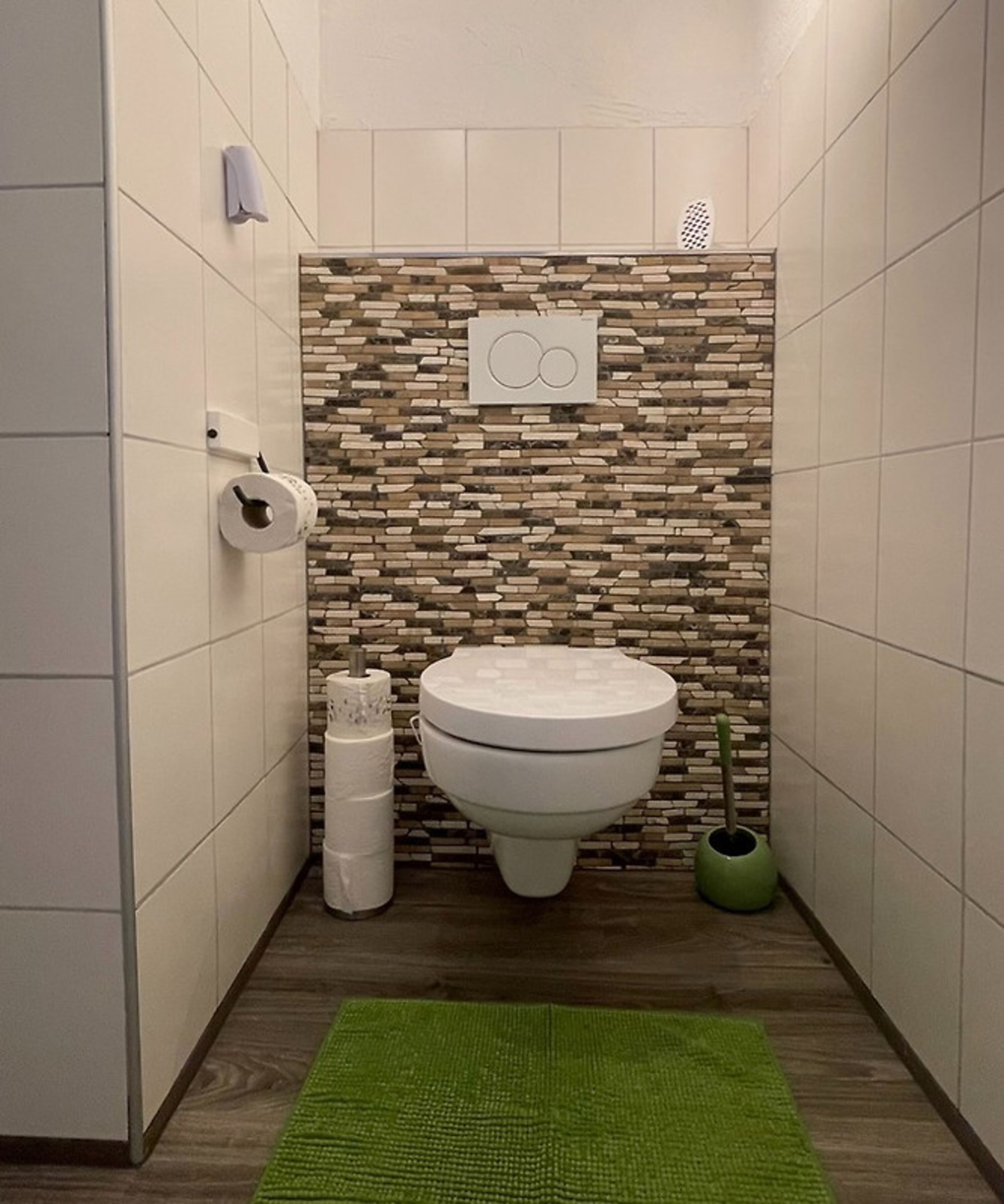 Toilette 1 im unteren Bereich neben Badezimmer.