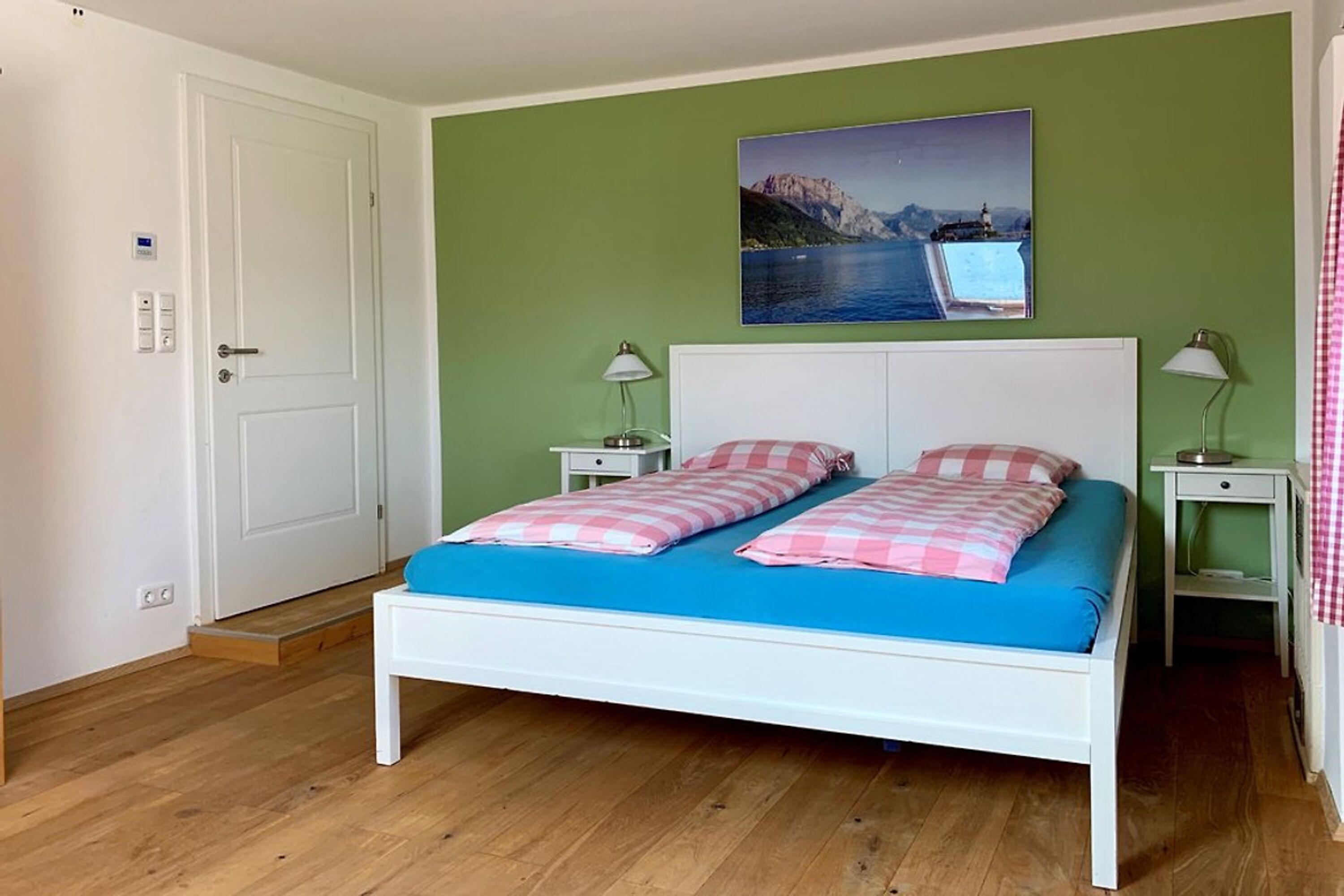 Schlafzimmer 1: Doppelbett + gerne auch noch Gitterbett bei Bedarf möglich.