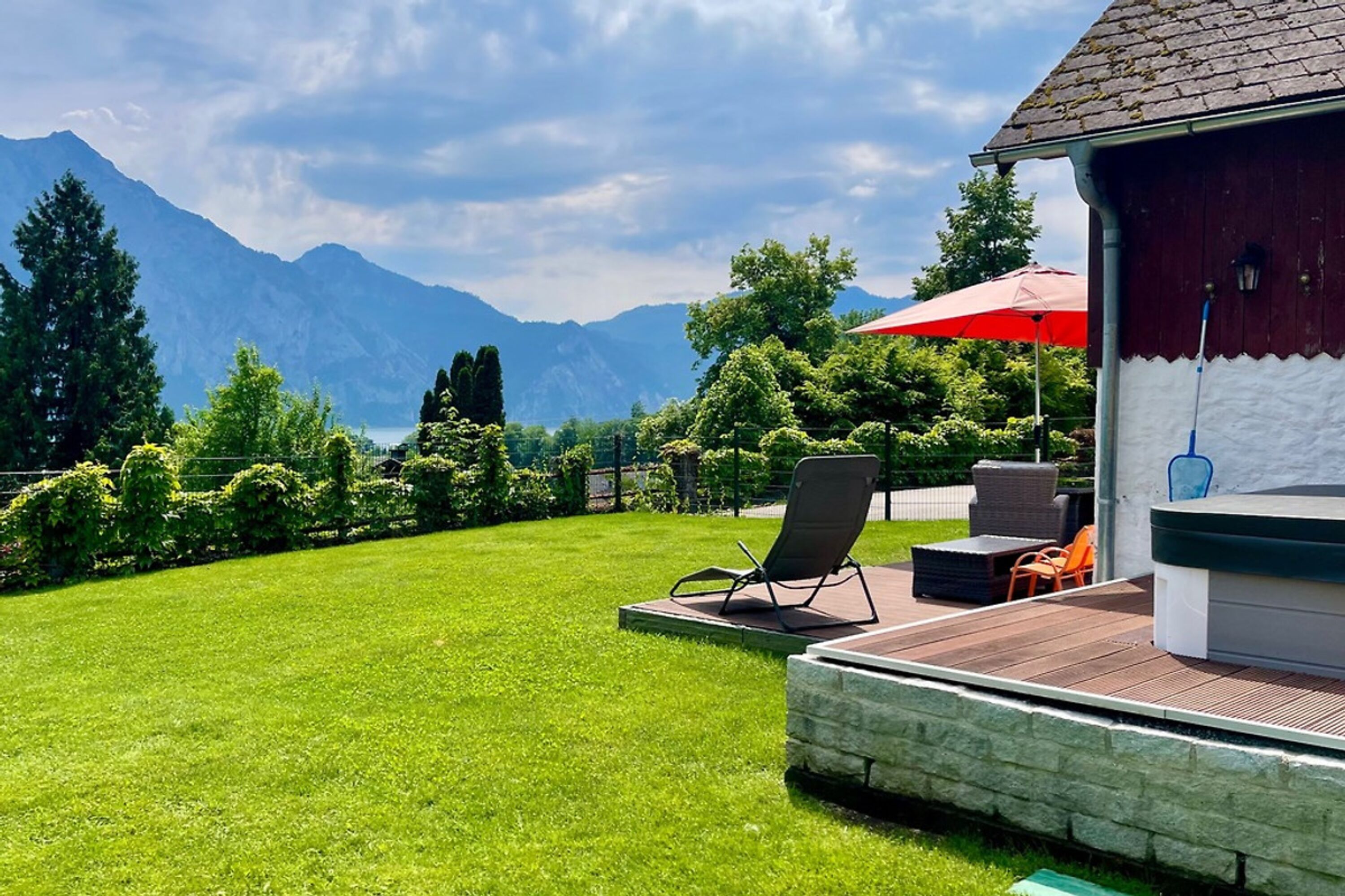 Eigener umzäunter Garten direkt ans Ferienhaus angrenzend mit Whirlpool und Panorama Seeblick und Bergblick