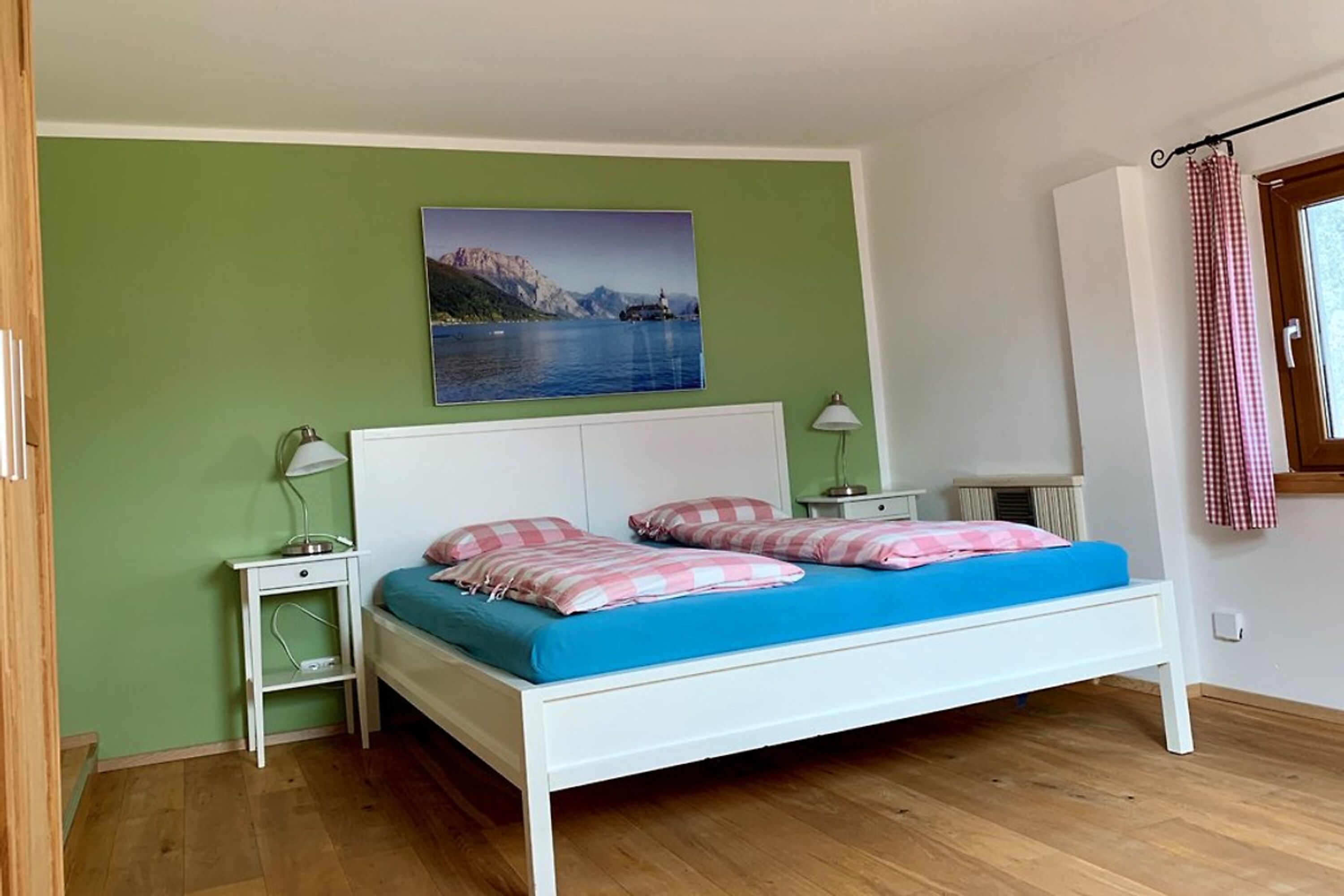 Schlafzimmer 1: Doppelbett + gerne auch noch Gitterbett bei Bedarf möglich.