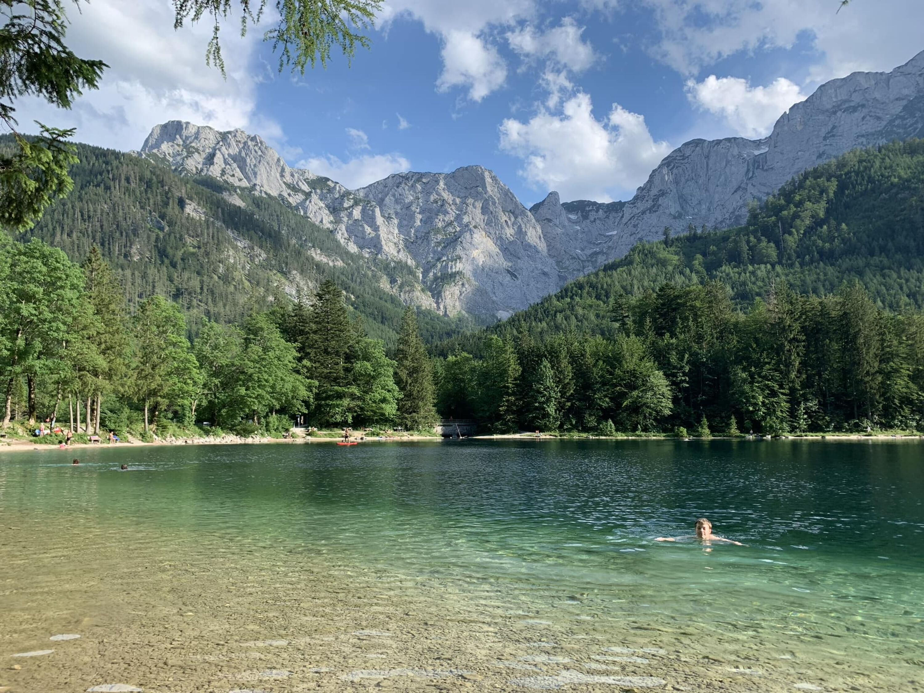 Traunsee vor Ort, gut 70 weitere Seen im Salzkammergut und auch viele Möglichkeit zum baden mit Hunden!