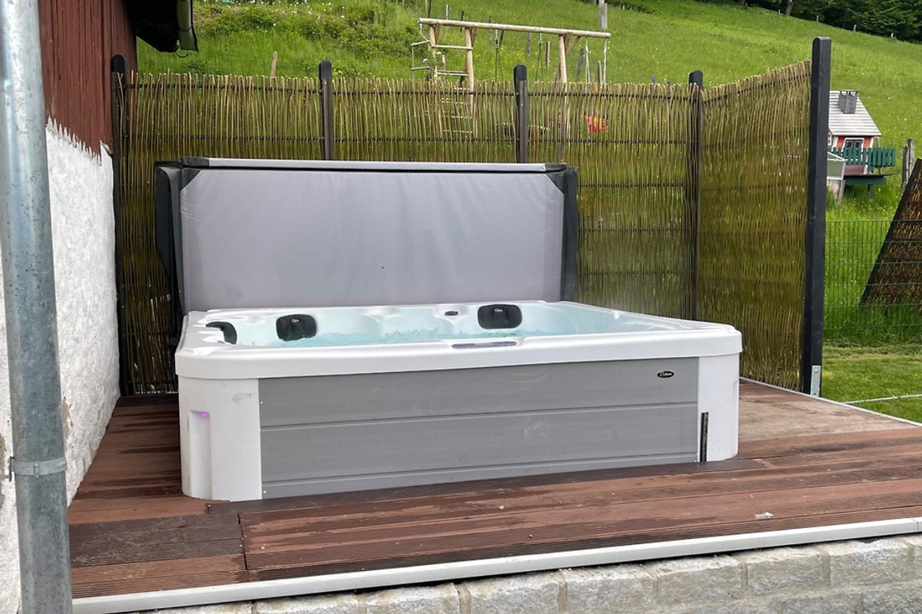 Großer beheizter Whirlpool mit Seeblick.