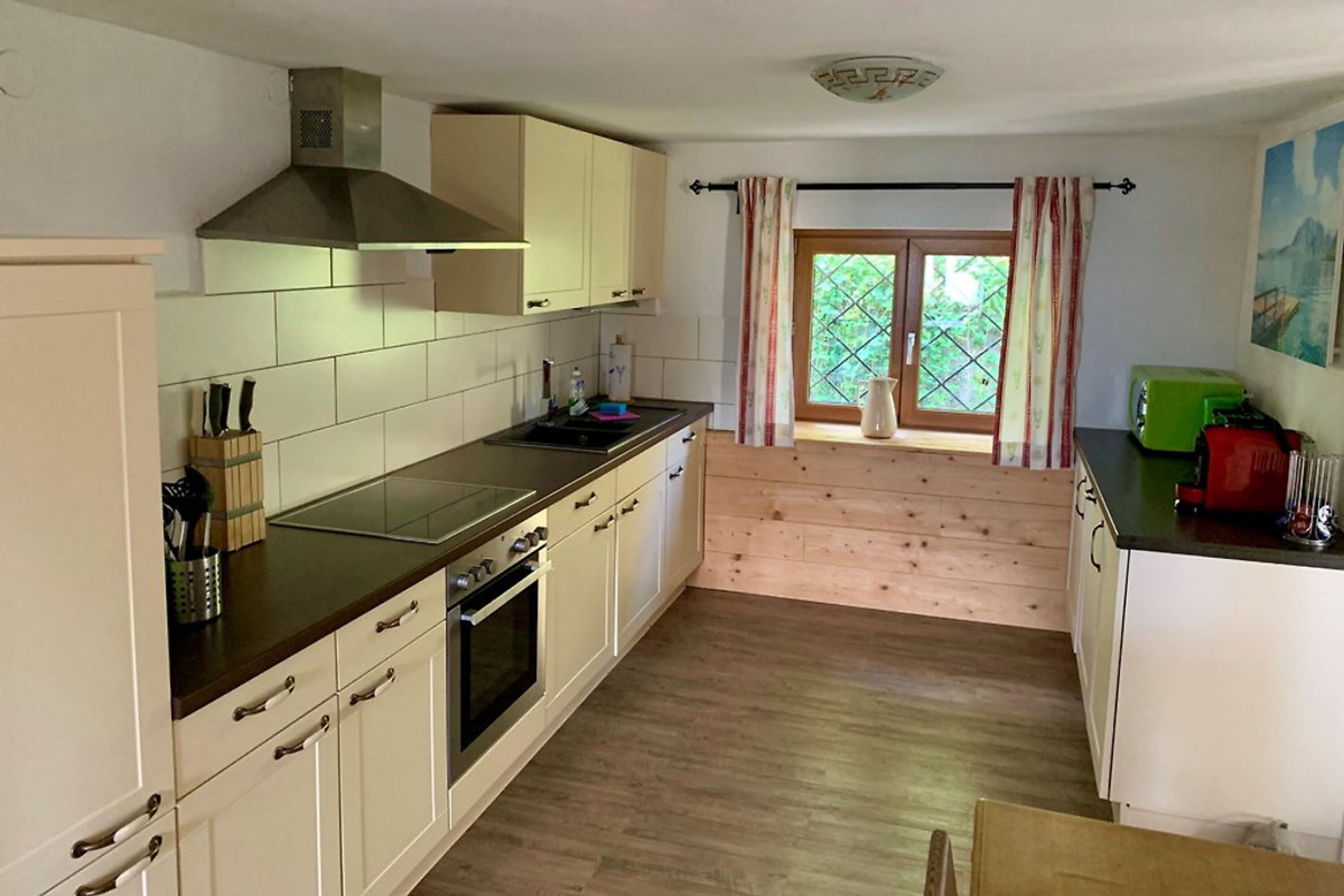 An Esszimmer angrenzend Küche im Landhausstil mit Ceranfeld und großem Kühlschrank. Achtung extra noch großer Gefrierschrank vorhanden!