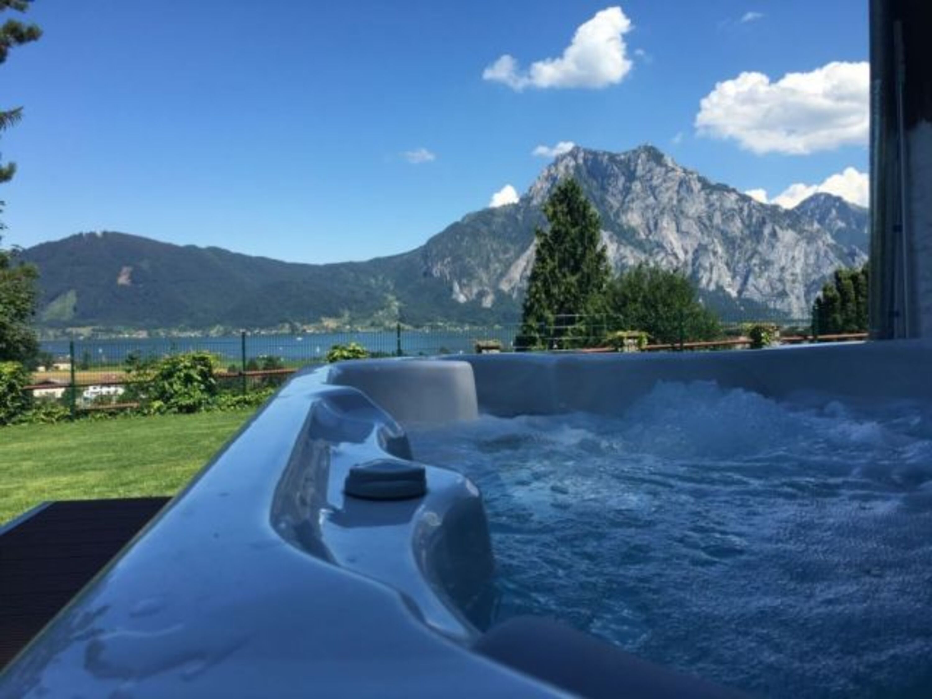 Ausblick von Whirlpool und Terrasse auf Traunsee und Berge.