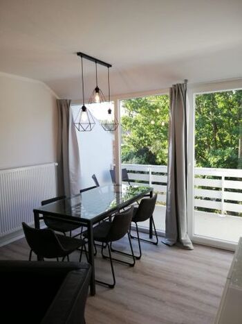 Wohnraum mit Essplatz und Balkon