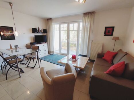 Ess- Wohnbereich mit Zugang zum Balkon 