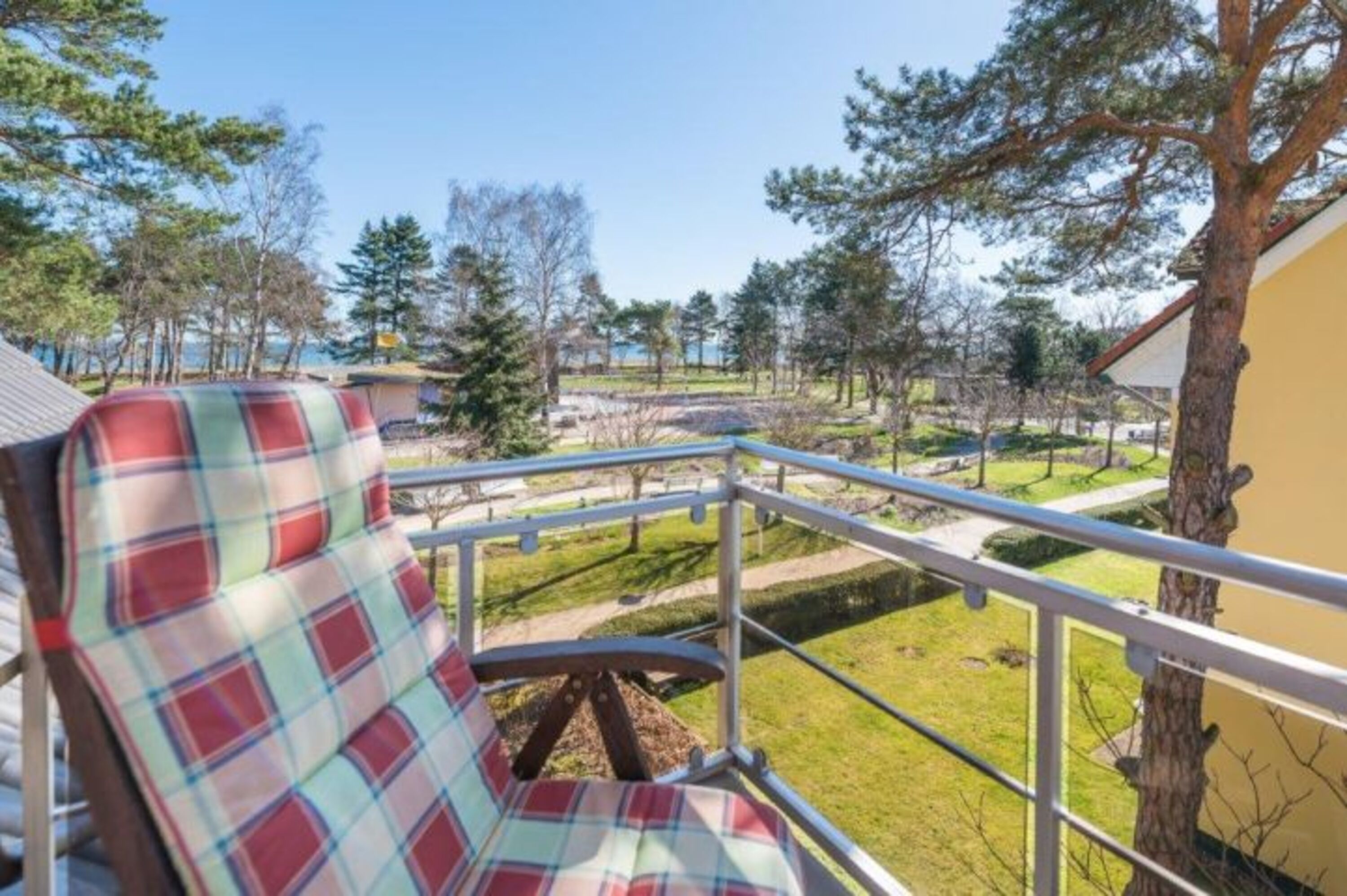 Blick vom kleineren Schlafzimmer Balkon 