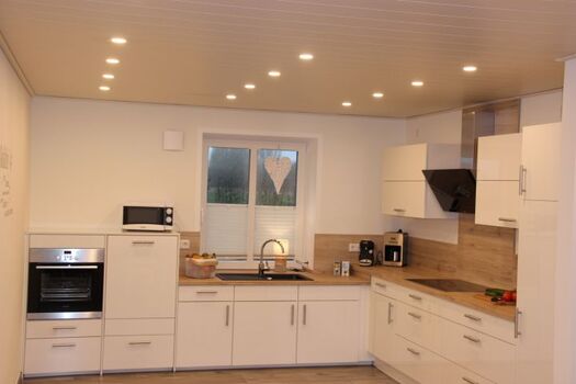 Moderne helle Küche