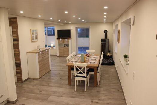 Offener Wohnbereich mit Fußbodenheizung