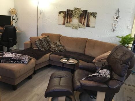 Wohnraum mit Wohnlandschaft und Fernsehsessel