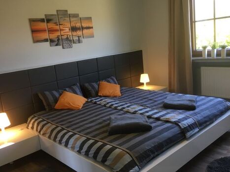 Schlafzimmer mit Doppelbett