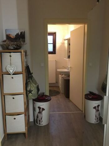 Blick zum Flur und Bad