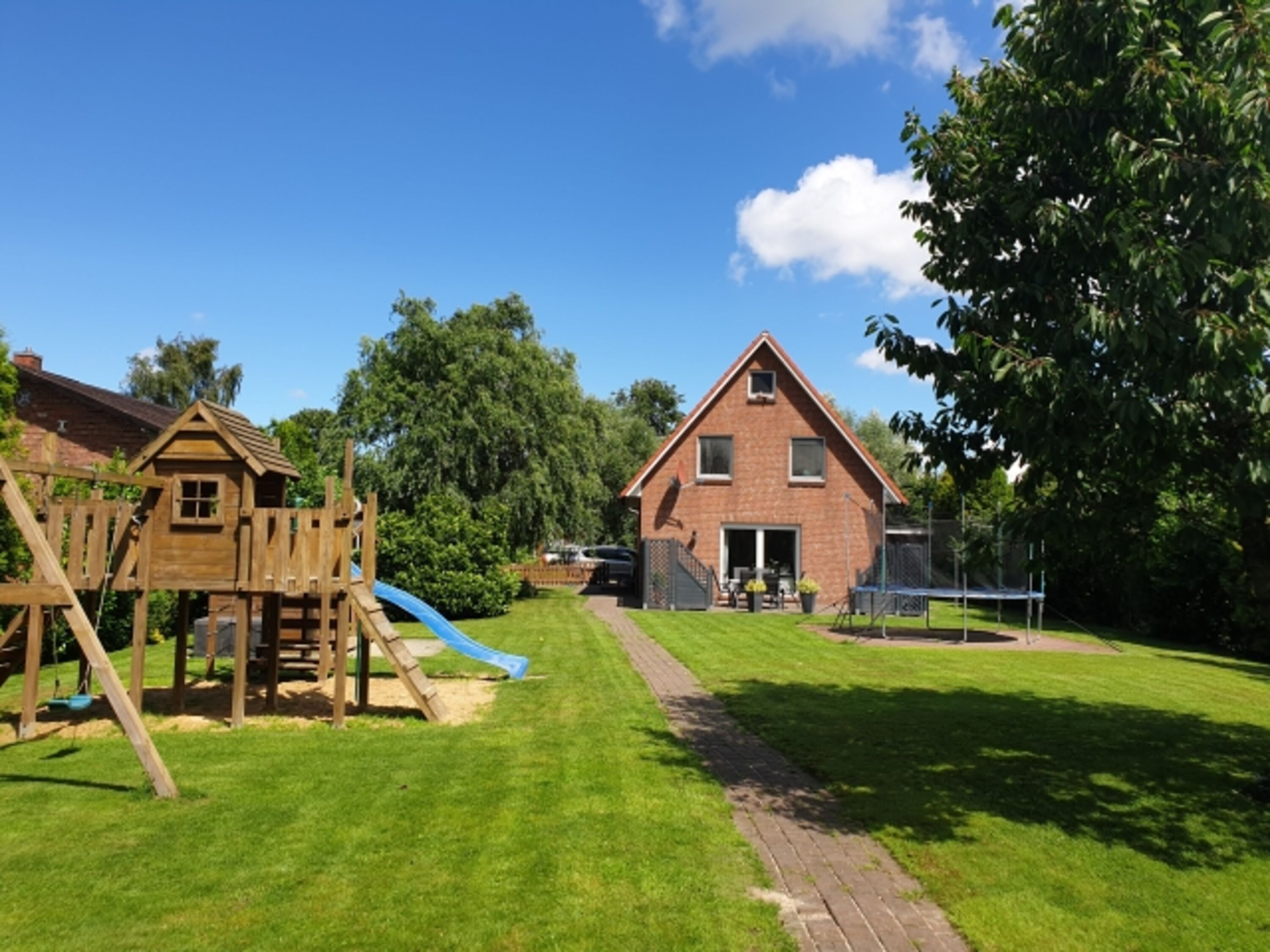 Großer, umzäunter Garten
