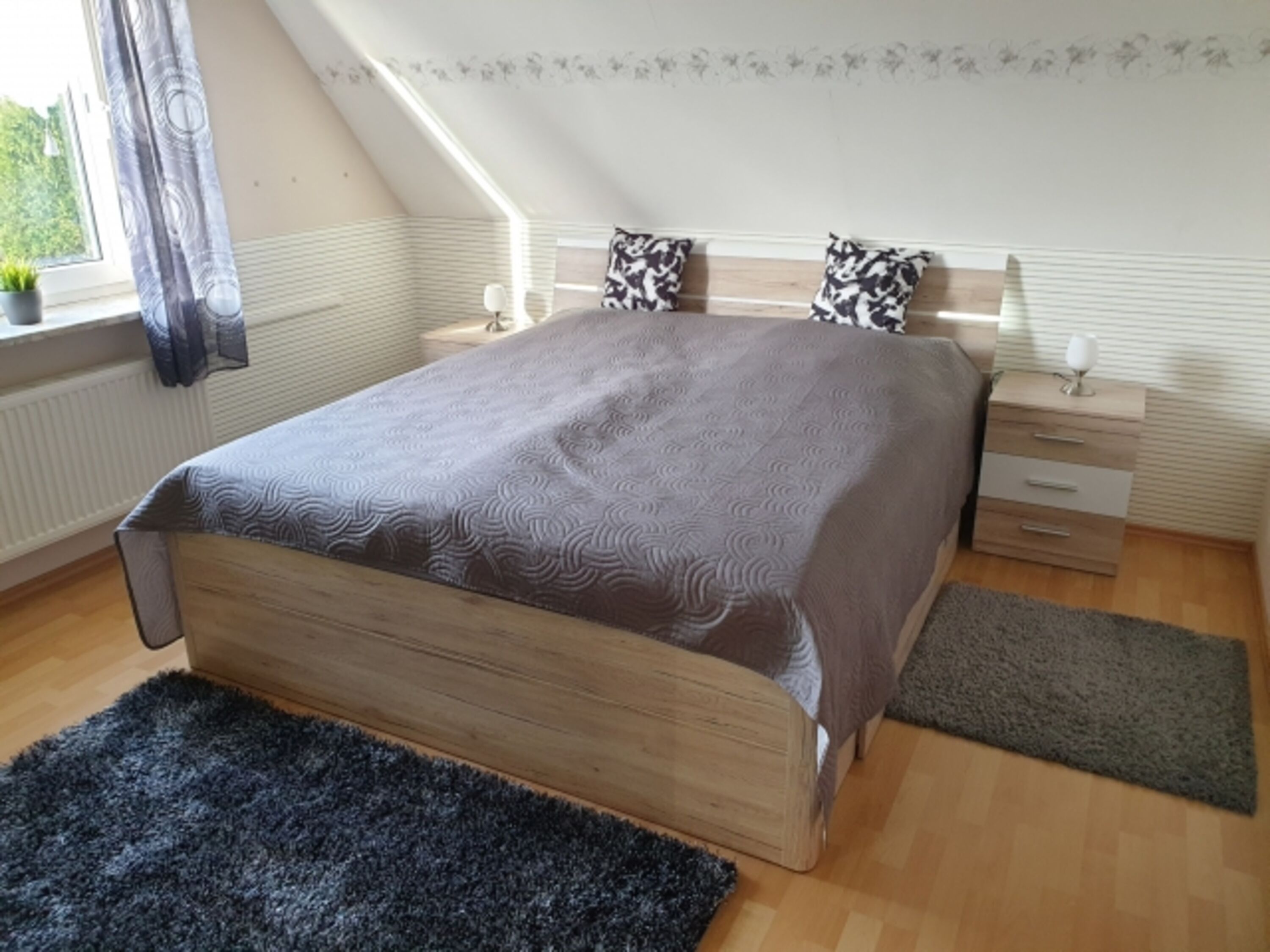 Schlafzimmer 1 (Doppelbett 180x200)