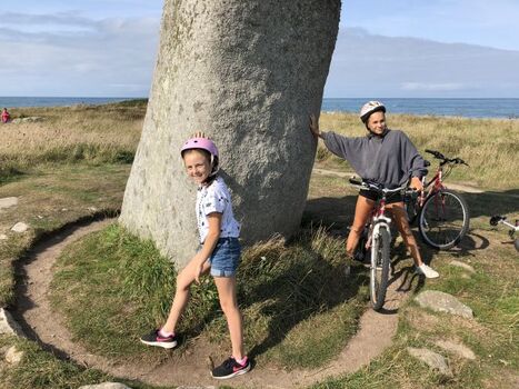 Ein Menhir, 500m von dem Haus - Fahrräder für alle!