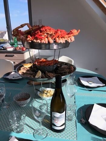 Ein Fisherman gibt Krab und Hummer ! und auch gut rote un weis Wein im Plouescat