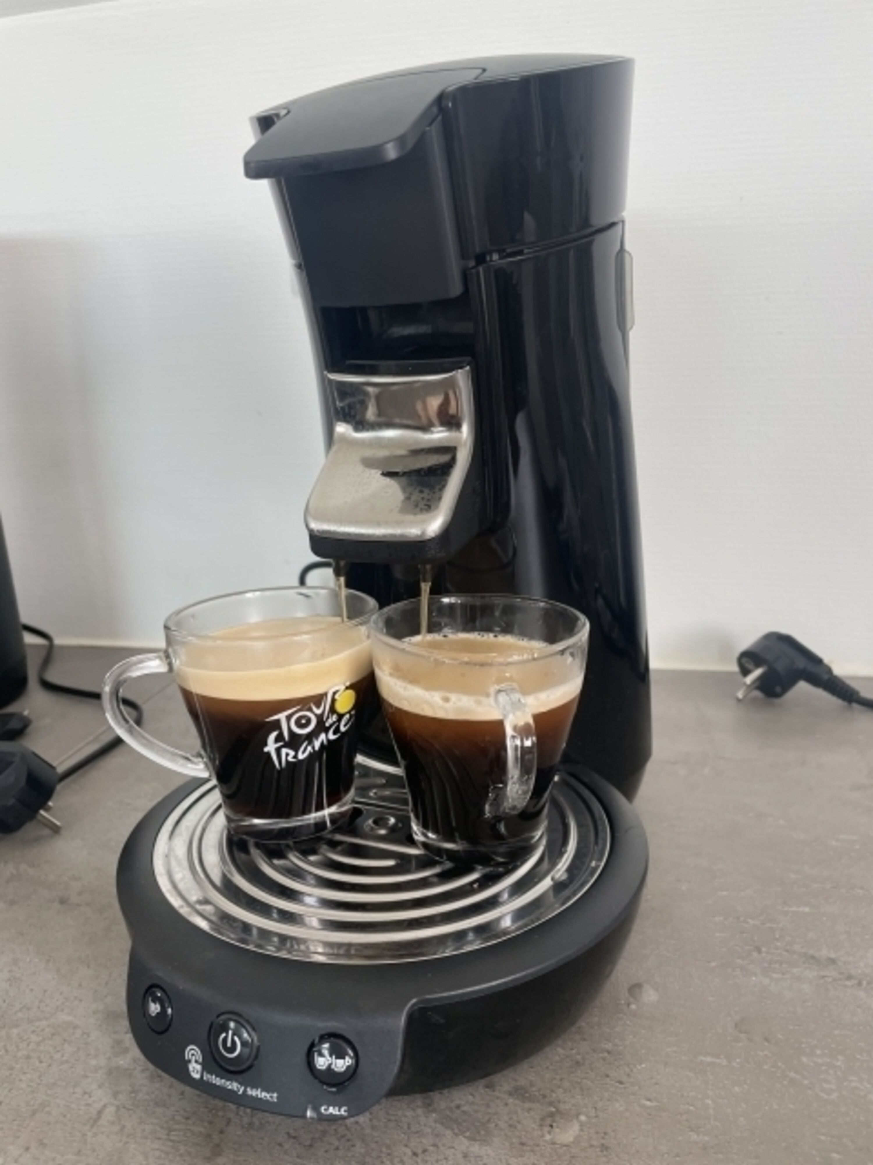 Kafee (und prima, Brot ist 300m von Haus ! - Willkommen ! Wir erwarten Sie :))) 