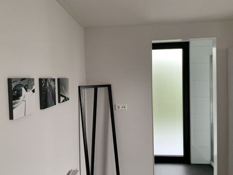 Blick vom Schlaftzimmer 1 ins angrenzende Bad