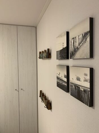 Bilder und Kleiderhaken im Schlafzimmer 2