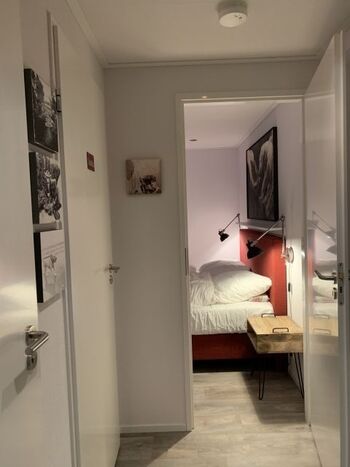 Blick vom Flur ins Schlafzimmer 1