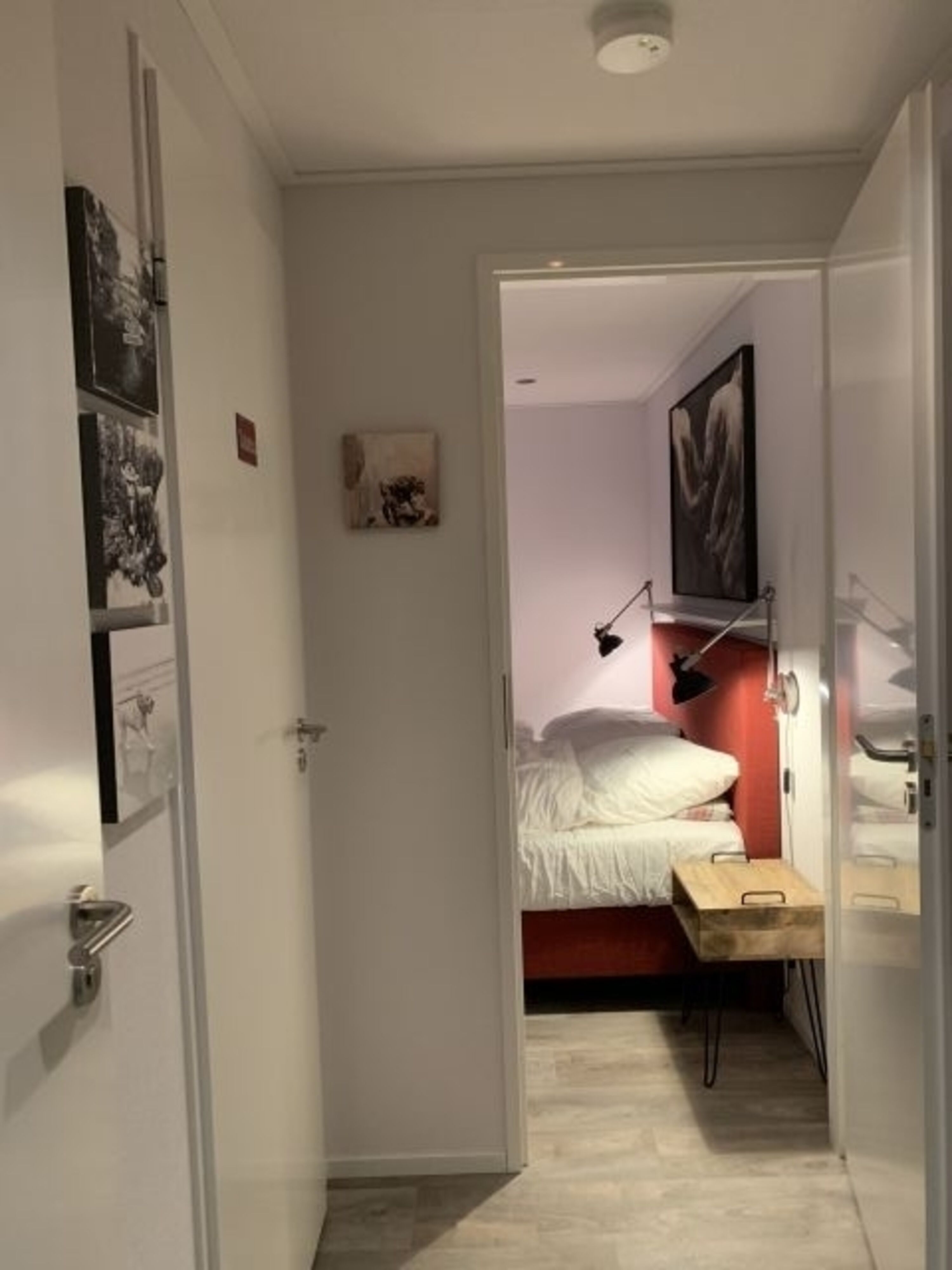 Blick vom Flur ins Schlafzimmer 1