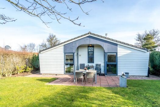 Der freistehende Bungalow mit sonnigem Garten (Winterfoto)