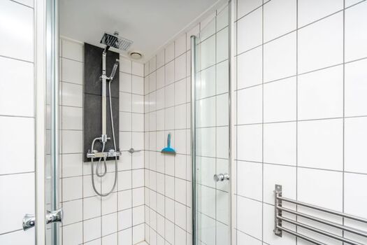 Das moderne Bad mit Regendusche und Waschbecken