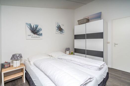 Schlafzimmer 2 mit 2 Boxspringbetten und Kleiderschrank