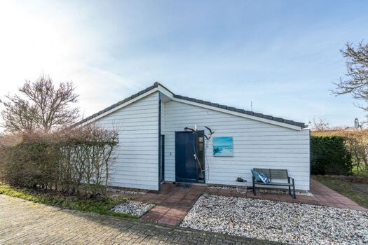 Vorderansicht, Parkplatz am Haus