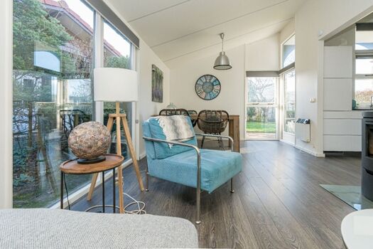 Die tolle Sitzecke mit Eckcouch und Kaminofen