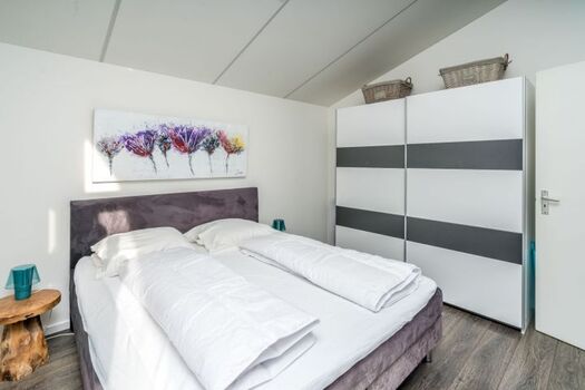 Schlafzimmer 1 mit Boxspringbett und Kleiderschrank