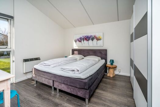 Schlafzimmer 1 mit Boxspringbett und Kleiderschrank