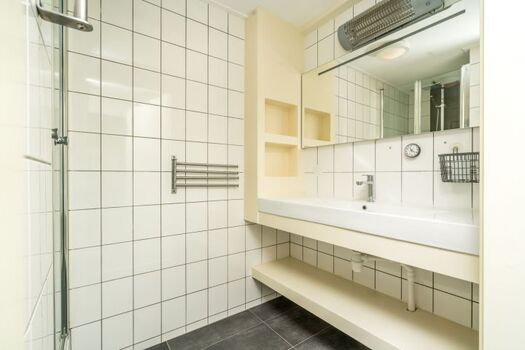 Das moderne Bad mit Regendusche und Waschbecken