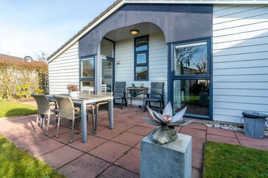 Die sonnige Terrasse mit Gartengruppe