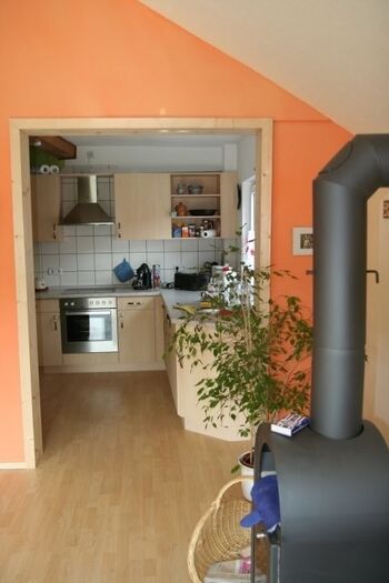 Blick vom Wohnraum zur Küche