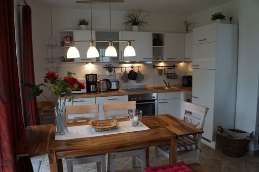 Essbereich mit Einbauküche