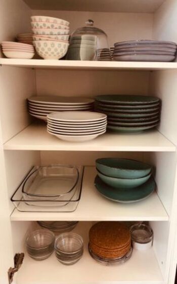 Blick in den Geschirrschrank