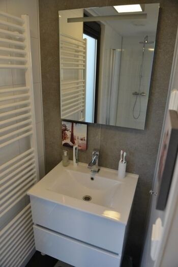 ...mit Waschbecken und Dusche