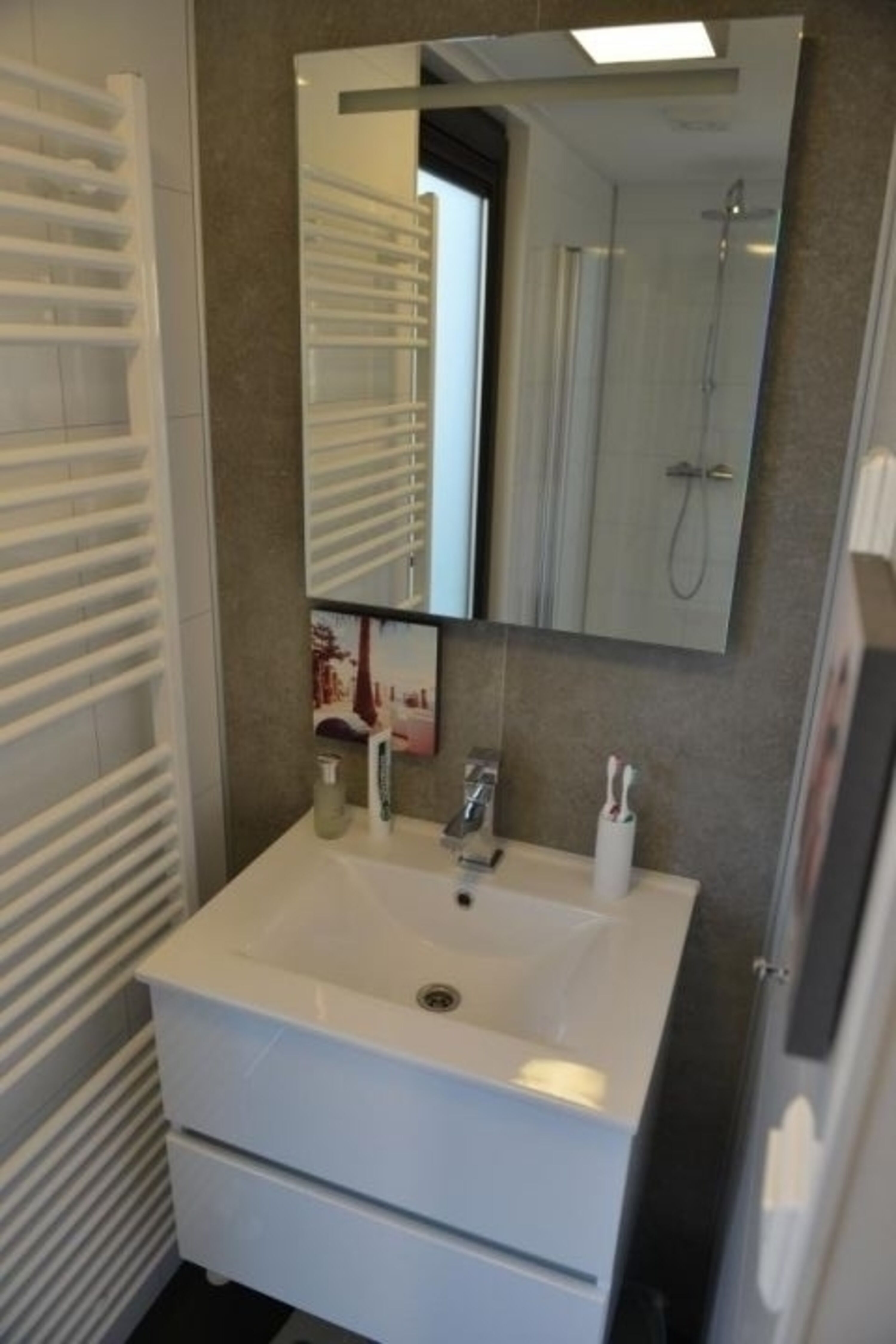 ...mit Waschbecken und Dusche