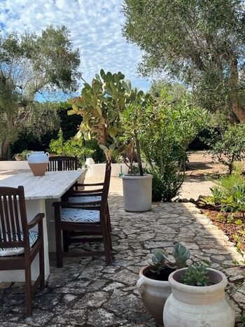 Der große Steintisch am Outdoorgrill