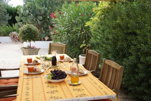 Der große Esstisch im Freien