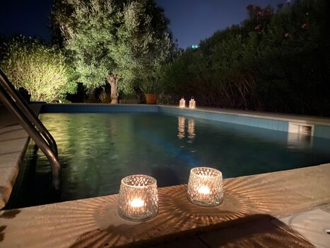 Kerzenlicht am Pool