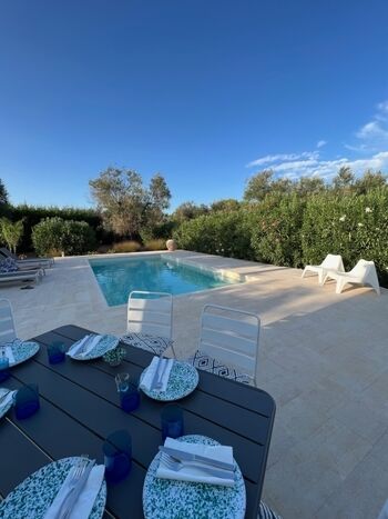 Gemeinsames Essen am Pool