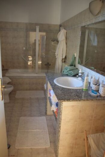 Das natürlich belichtete, großzügige Bad