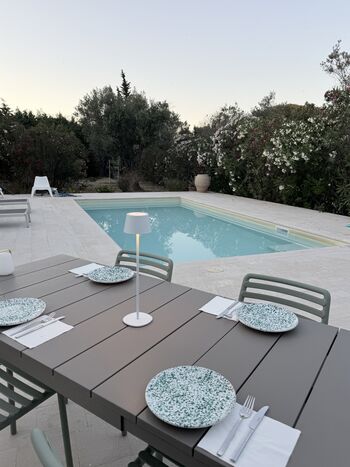 Essen am Pool