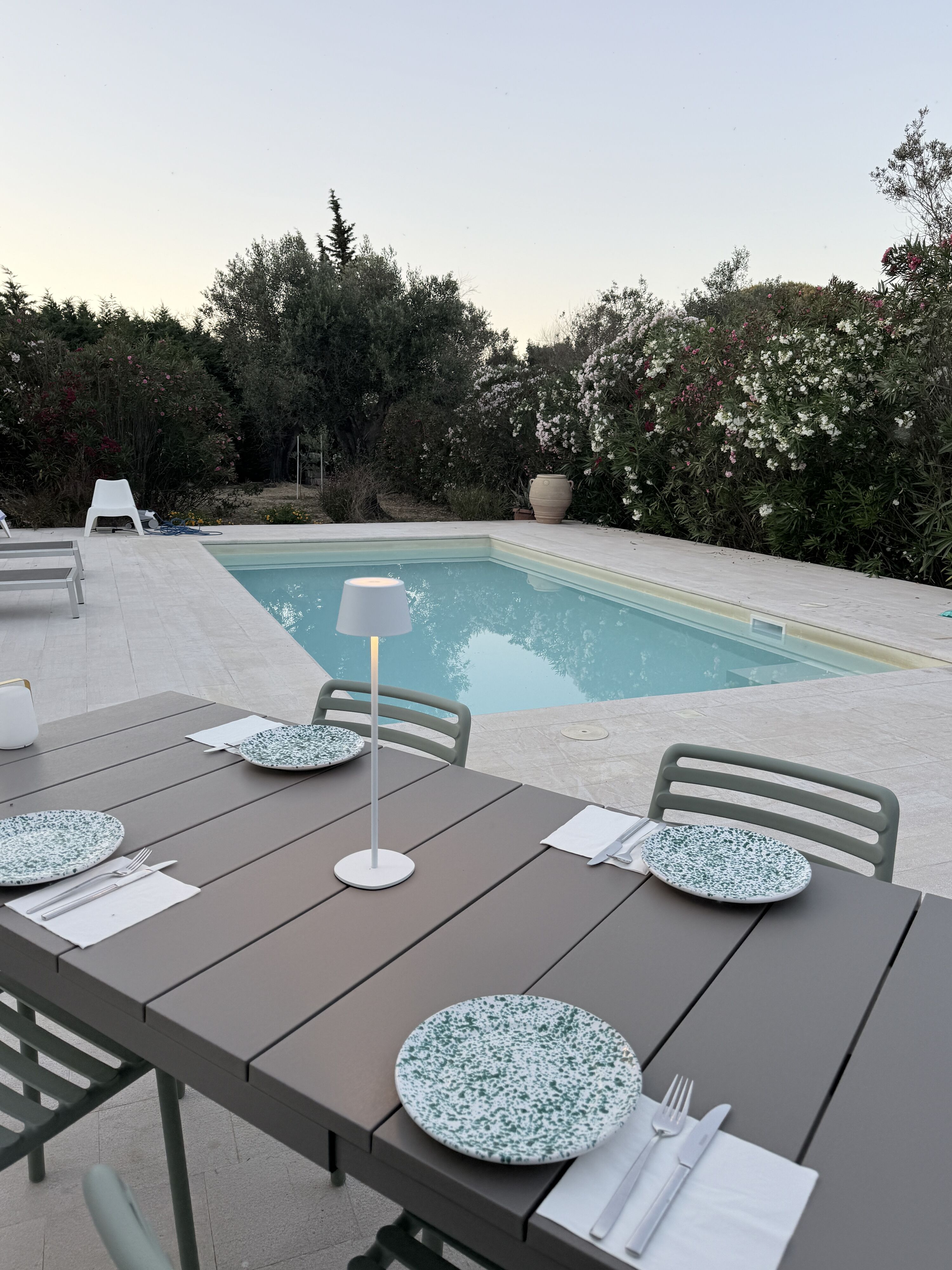 Essen am Pool