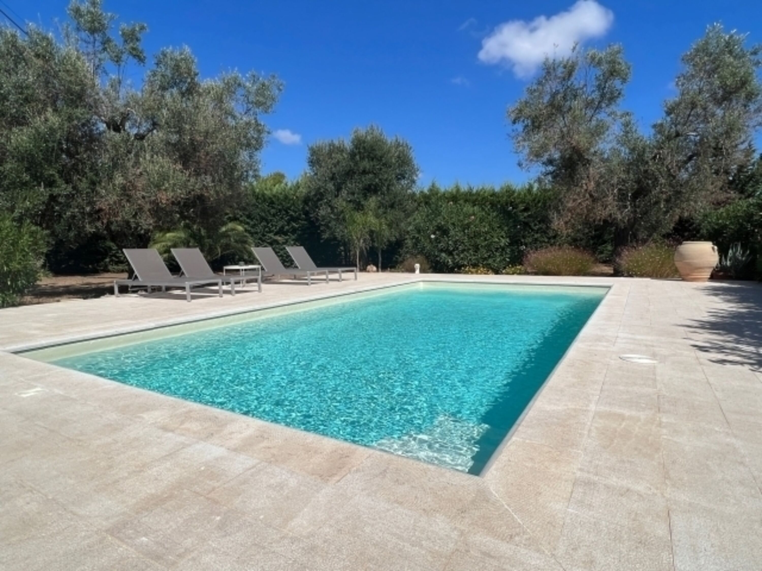 Pool und Terrasse