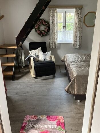 Schlafzimmer EG mit Treppe in das OG