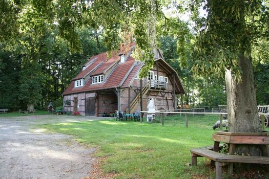 Hofgelände mit dem  Ferienhaus Häuslingshaus