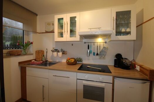 Alles da: Geschirrspüler, Backofen, Toaster, Wasserkocher, normale und Seneo-Maschine ...